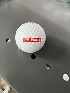 BOLA DE GOLF CON LOGOTIPO - RARA ORIGINAL SMIRNOFF... ALCOHOL... BOLA DE PRUEBA!!️ - Imagen 1 de 1