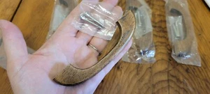 Juego de 4 manijas de cajón de madera tiradores perillas armarios de hardware 3 3/4" centros TORNILLOS - Imagen 1 de 4