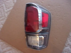 Toyota Tacoma 2017 2029 2021 luz trasera derecha halógena OEM - Imagen 1 de 3