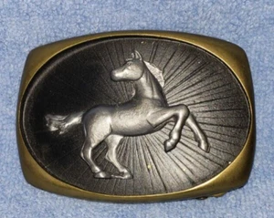 Vintage American Wildlife Zinn & Bronze Mustang Pferd Gürtelschnalle 3 Zoll x 2 - Bild 1 von 3