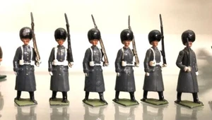 GUARDS IN WINTER COATS BRITAINS METAL-MODELS , # 54MM - Picture 1 of 7
