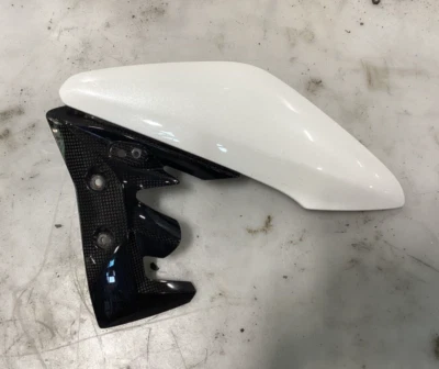 11-15 TRIUMPH SPEED TRIPLE 1050 R ЛЕВЫЙ БОКОВОЙ СРЕДНИЙ ОБТЕКАТЕЛЬ ИЗ УГЛЕРОДНОГО ВОЛОКНА БЕЛЫЙ ОТ ОРИГИНАЛЬНОГО ПРОИЗВОДИТЕЛЯ - Изображение 1 из 2