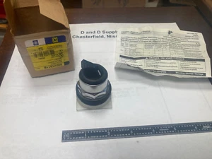 SQUARE D 9001-KS11B SERIES L, SELECTOR SWITCH OPERATOR, 2-POSITION - Picture 1 of 4