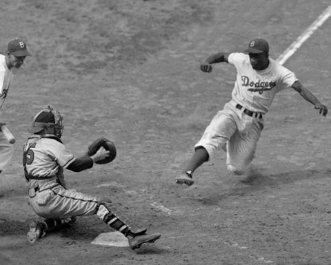 1948 Brooklyn Dodgers JACKIE ROBINSON Glossy 16x20 Photo Stealing Home Poster Cover