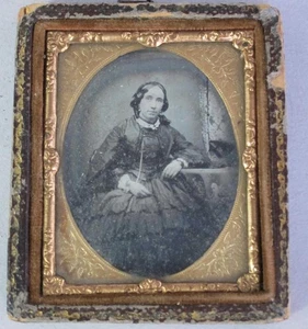 ANTIQUE DAGUERREOTYPE PHOTOGRAPH OF AN ELEGANT LADY e - Picture 1 of 3