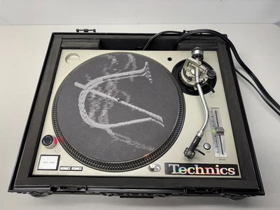 Tocadiscos DJ analógico Technics Quartz SL-1200MK5 (plateado) con estuche de vuelo Foto 1 de 4
