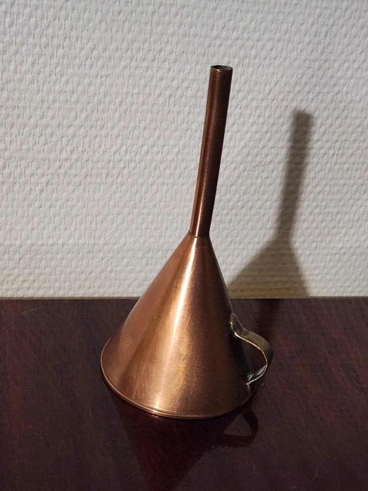 Ancien Entonnoir en Cuivre 15,5 cm Belle Patine Déco Cuisine Atelier Vintage - Photo 1/4