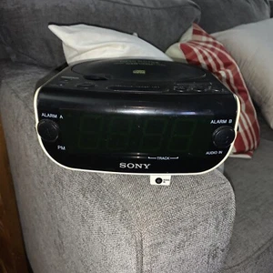 Sony Dream Machine ICF-CD815 AM/FM Radio CD Player Dual Alarm Clock w/ AUX Input - Picture 1 of 3