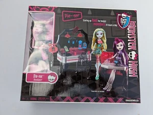 Mattel 2012 Monster High Draculaura Operetta Die-Ner Doll Set Furniture NIB - Picture 1 of 14