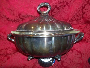 VTG Poole Silver Co. Covered Footed Serving Dish With Handles & Pyrex Dish 2 Qt - Picture 1 of 3