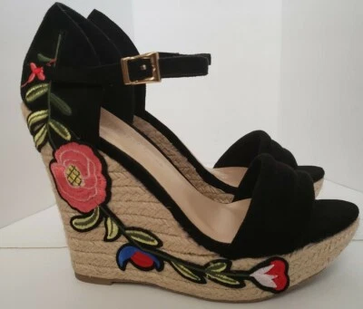 Sandalias de cuña Wild Diva Lounge terciopelo negro talla 7,5 apliques florales bordados. Foto 1 de 4