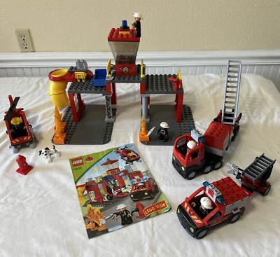 Lego Duplo #5601 FIRE STATION & #4977 FIRETRUCK - Image 1 of 4