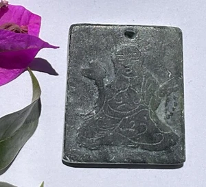 Colgante de piedra verde tallada de Buda con caracteres chinos - Imagen 1 de 3