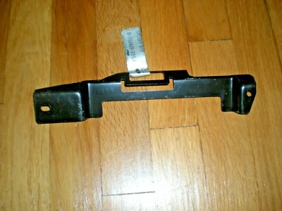 Soporte de montaje de parachoques trasero Ford Windstar 1995-1997 F58Z-17A751-B NOS Foto 1 de 2