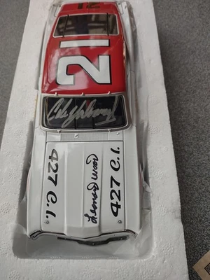 Cale Yarborough 1/24 1968 Mercury Cyclone firmado por Yarborough y Leonard Wood Foto 1 de 4
