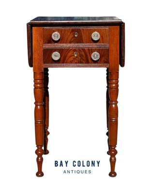 ANTIGUA MESA DE TRABAJO SHERATON VERMONT CAOBA HOJA CAÍDA CON TIRADORES DE VIDRIO SÁNDWICH Foto 1 de 4