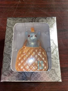 GIOCATTOLO CHIHUAHUA CHE MI ABBAIA DA UNA PICCOLA BORSA ORNAMENTO Taylor Swift In Hand - Foto 1 di 2