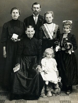 Luto, familia afligida, ojos increíbles, tarjeta CAbinet antigua, década de 1880, Foto 1 de 4