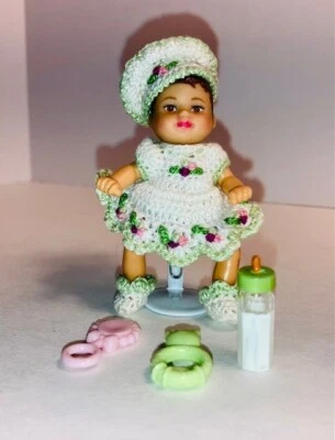 Barbie Bebé Krissy Muñeca Hispana con Ropa y Accesorios de Crochet + Soporte para Muñeca Foto 1 de 4