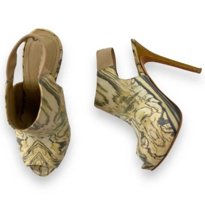 Sandalias de tacón de aguja Alexander McQueen de cuero estampado con tira trasera talla 6,5 Foto 1 de 4