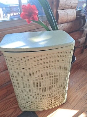 Cesta de mimbre tejida de colección de mediados de siglo verde claro para ropa de lavandería Foto 1 de 3