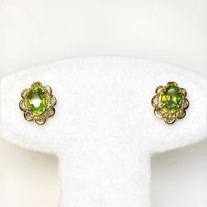Green Peridot Earring Studs 9ct Gold 1.30gram.- Size 9.2 x 5mm BNWT - Picture 1 of 3