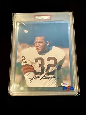 JIM BROWN AUTO 8x10 SIGNED PHOTO PSA/DNA CERT ENCAPSULATED SLABBED HOF GOAT. RIP - Image 1 of 2