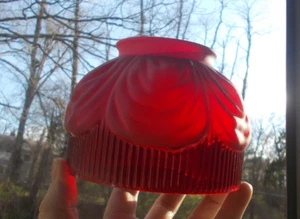 ANTIGUA CORTINA DRAPEADA DE VIDRIO SATINADO ESMERILADO ROJO RUBÍ PARA LÁMPARA DE QUEROSENO - Imagen 1 de 9