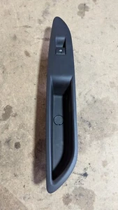 MANIGLIA INTERRUTTORE COMANDO ALZACRISTALLI VAUXHALL MOKKA 95025524600R POSTERIORE SINISTRA J13 2012-2019 - Foto 1 di 5