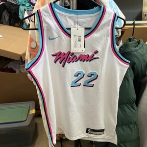 [9Z2B7BY1P17-HEAJB] YOUTH NIKE NBA '22 BUTLER' HEAT 24/25 SWINGMAN PLAYER JERSEY - Picture 1 of 3