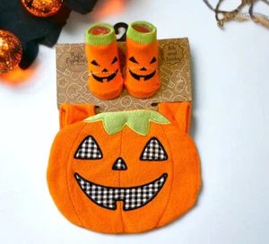 HALLOWEEN PUMPKIN w/ plaid Face BABY BIB AND SOCKS SET 0-6 mo - Picture 1 of 1