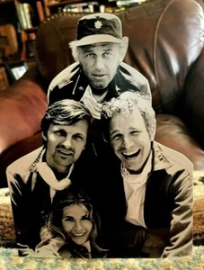 MASH 4077th TV Show Cast Tischplatte Aufsteller 10" hoch schwarz und weiß - Bild 1 von 2