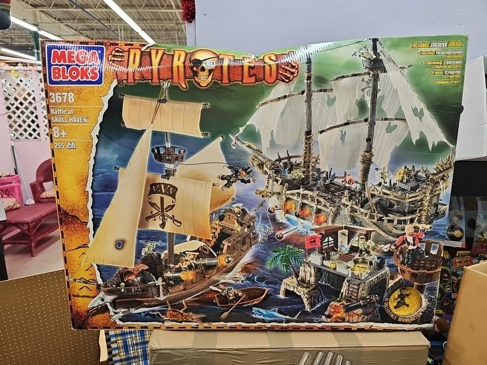 Mega Bloks Pyrates Battle at Skull Haven 3678 *New Very Rare Box Dammage - Image 1 of 4