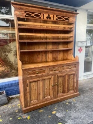 Cómoda irlandesa antigua grande de pino irlandés Foto 1 de 4