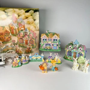 1996 MERVYN'S EASTER VILLAGE NEGOZIO DI FIORI, SCUOLA, SET LUCI, Buona Pasqua, en - Foto 1 di 9