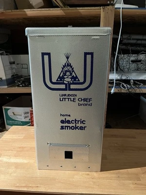 Fumante elétrico Smokehouse Little Chief carga superior - 9800-000-0000 - Imagem 1 de 4