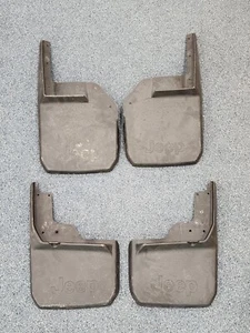Protectores contra salpicaduras Mopar genuinos delanteros + traseros moldeados negros con logotipo Jeep usados - Imagen 1 de 7