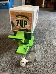 Vintage 7-Up Chilton Soda Dispenser The Uncola 1960's W/4 7up Cups - Picture 1 of 10