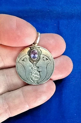 PINGENTE DE ESTERLINA COM PEDRA PRECIOSA DE AMETISTA, SOL E LUA CRESCENTE (SEM CORRENTE) 050123E - Imagem 1 de 3