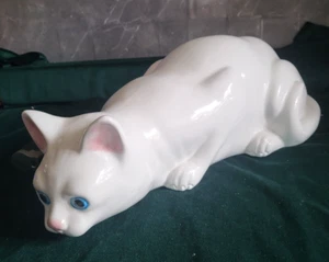 Vintage Elpa Alcobaca Portugal 19" Porcelain Crouching White Cat Aqua Blue Eyes - Picture 1 of 7