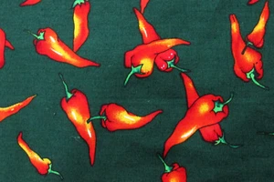 COLCHA DE COSTURA DE ALGODÓN VERDE OSCURO CHILES ROJOS 45" TELA ARTESANAL ALEXANDER HENRY - Imagen 1 de 4