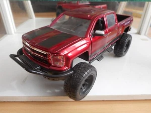 Jada Toys Chevrolet Silverado in rot auf 1:24 - Bild 1 von 3