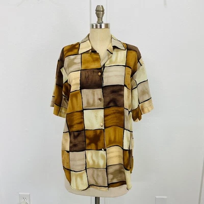 Blusa para mujer LE CAVIAR pequeña marrón manga corta estampado de azulejos con botones Foto 1 de 4