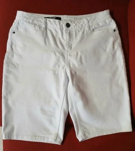 Bermudas Simply Vera Wang blancas florales texturizadas tiro medio elásticas 6 34"x12" - Imagen 1 de 5