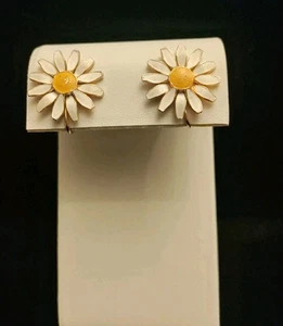 Signed Accessocraft NYC White Enamel Flower Daisy Screw Back Earrings Vintage - Picture 1 of 3