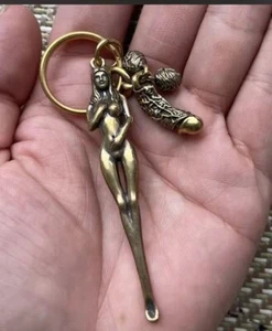 Sammeln Messing Figur männlich Genital Statue nackte Schönheit Penis Ohr Pick Schlüsselanhänger - Bild 1 von 3
