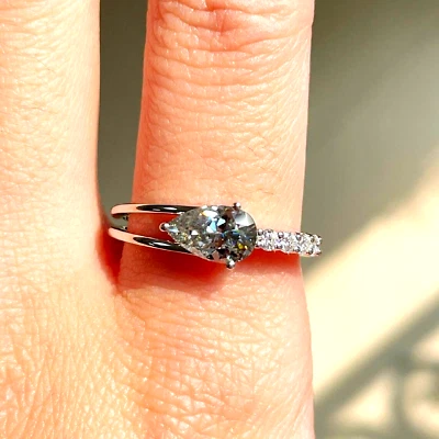 Anillo de compromiso de regalo de moissanita pera gris este oeste de 8X5 mm plata de ley 925 7 Foto 1 de 4