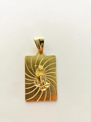 Colgante con dije rectangular de manos de oración lleno de oro de 14k18k de 1,75" de alto x 0,75" de ancho Foto 1 de 2