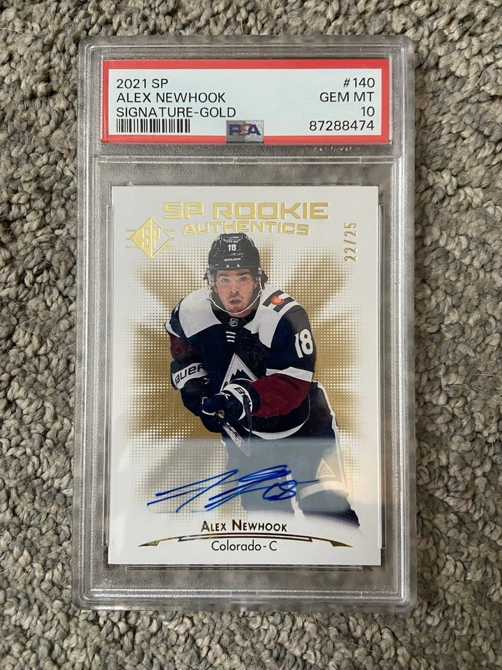 2021-22 UD SP Hockey Rookie Authentics Gold AUTO #140 Alex Newhook 22/25 PSA 10 - Image 1 of 2