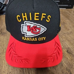 Kansas City Chiefs 2025 Draft Day New Era 9FORTY SnapBack Marco A Talla Juvenil - Imagen 1 de 5